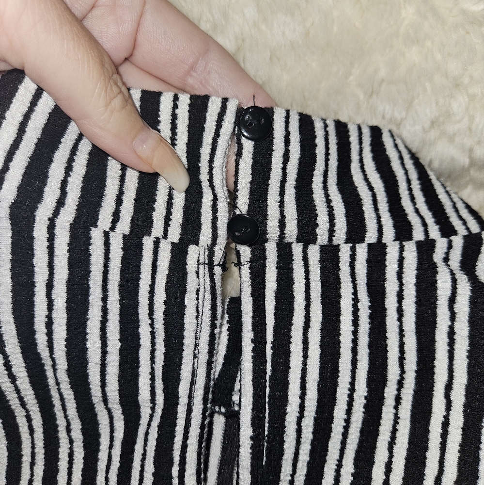 Cable & Guage XL B/W High Neck Sleeveless Striped Top AA-1437 - Picture 10 of 10
